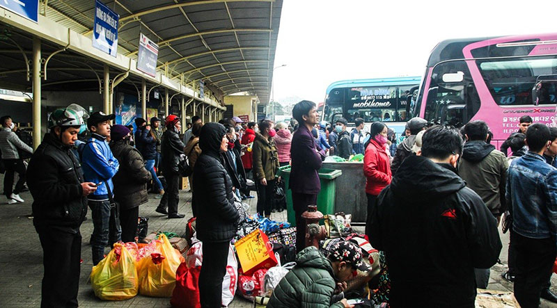 Người dân lỉnh kỉnh đồ, chen nhau lên xe về quê nghỉ Tết